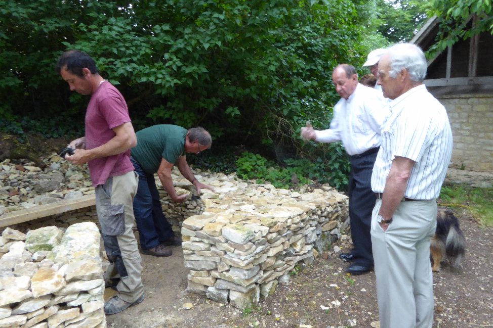 Atelier pierres sèches dirigé par le président de "Pierres en Marches" de Toulx sainte Croix